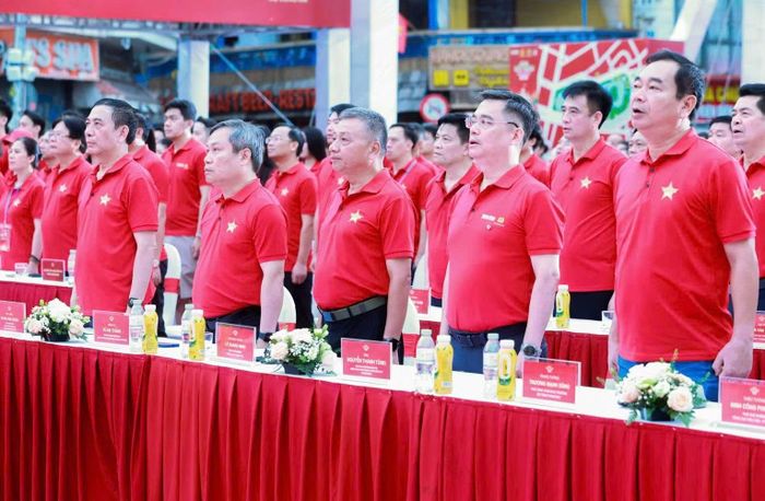 Phó Thủ tướng, Bộ trưởng Bộ Quốc phòng Phan Văn Giang cùng các đồng chí lãnh đạo, đại biểu thực hiện nghi thức chào cờ trước lễ khai mạc chính thức.