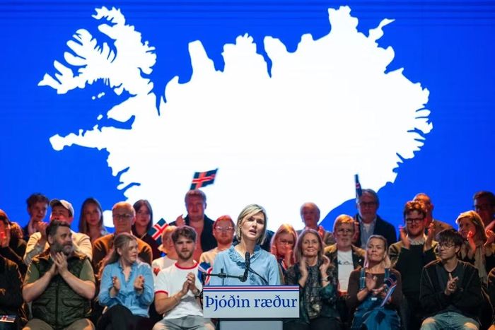Thủ tướng Iceland Kristrun Frostadottir tham gia một buổi lắng nghe ý kiến về cuộc trưng cầu dân ý vào ngày 26/8. Ảnh Getty Images.