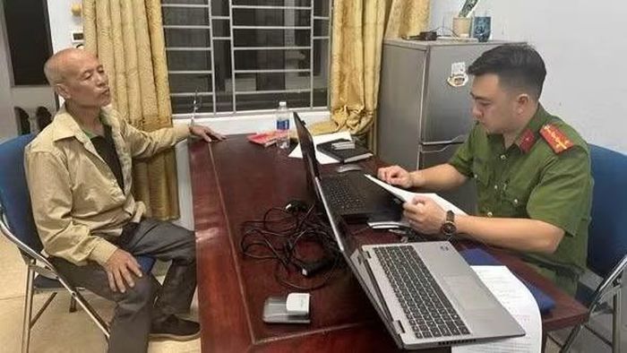 Công an xã Tây Cốc lấy lời khai đối tượng Lê Văn Sáu.