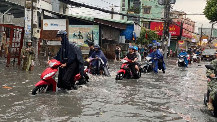 Mưa lớn gây ngập ở nhiều tuyến đường quanh chợ Thủ Đức.