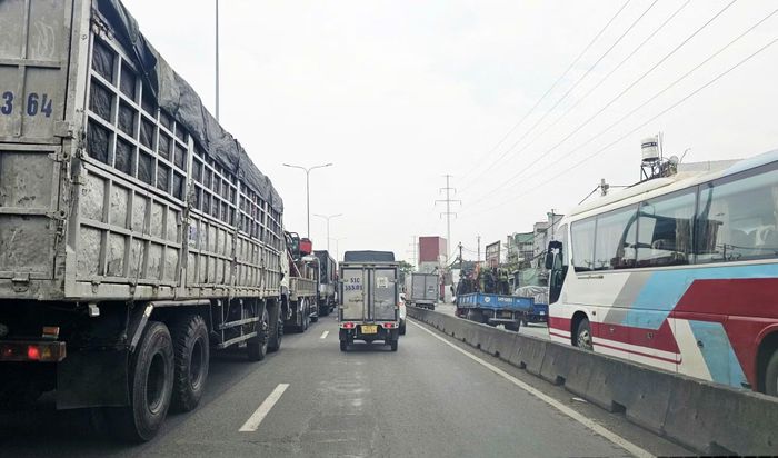 Kẹt xe trên Quốc lộ 1A đoạn qua TP Hồ Chí Minh.