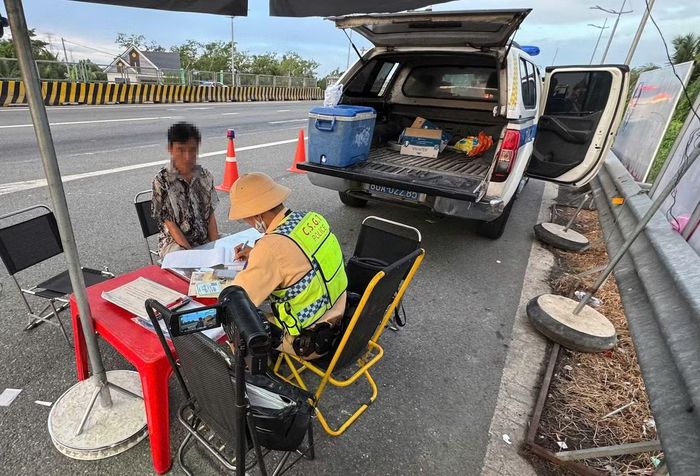 CSGT lập biên bản vi phạm đối với tài xế.