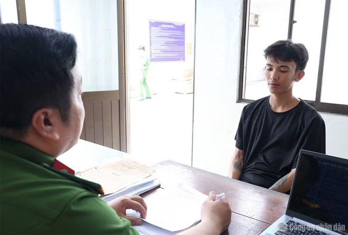 Cán bộ Công an làm việc với Huỳnh Nhật Hào.