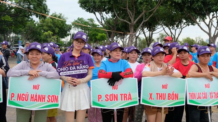 19 đội thuyền với 323 vận động viên hội tụ trên sông Hàn, tạo nên không khí sôi nổi trong những ngày cả nước hướng tới Quốc khánh.