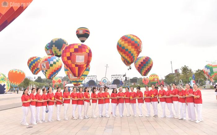 Người dân đến Quảng trường Hùng Vương trải nghiệm với khinh khí cầu.