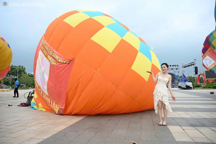 Nhiều người dân đến tham dự Lễ hội khinh khí cầu tại Quảng trường Hùng Vương.