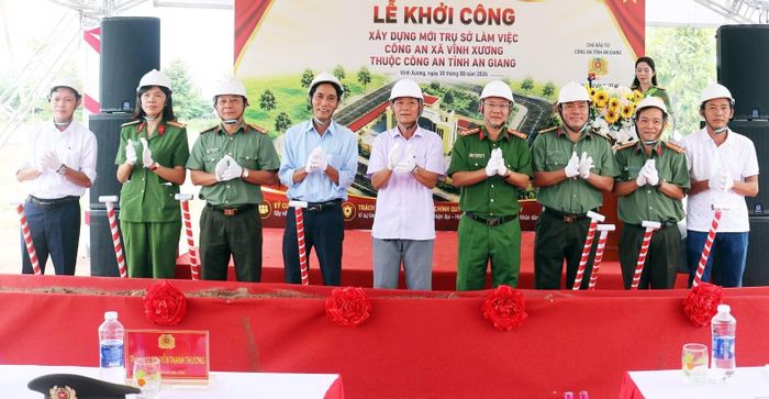 Các đồng chí Phó Giám đốc Công an tỉnh An Giang cùng các đại biểu thực hiện nghi thức khởi công Dự án xây dựng trụ sở làm việc Công an các xã: Nhơn Hội, Vĩnh Gia, Phú Hữu, Vĩnh Xương.