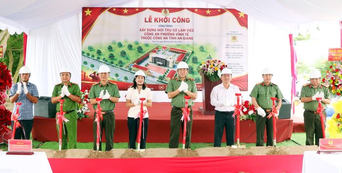 Thiếu tướng Nguyễn Văn Hận, Giám đốc Công an tỉnh An Giang cùng các đại biểu thực hiện nghi thức khởi công Dự án xây dựng trụ sở làm việc Công an phường Vĩnh Tế.
