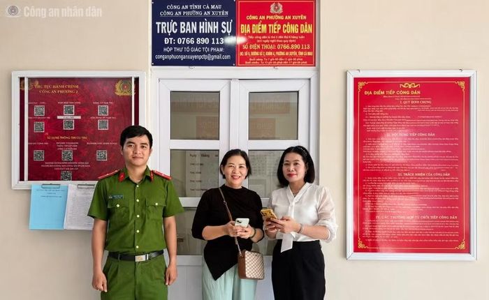 Trung tá Nguyễn Hồng Phượng (áo trắng) hoàn trả số tiền 87 triệu đồng cho chị Nguyễn Thị Kiều Thu tại Công an phường An Xuyên.