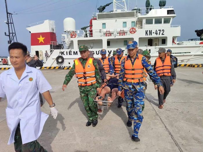 Các lực lượng hải quân, biên phòng trên đảo Trường Sa tiếp nhận 32 ngư dân lâm nạn.