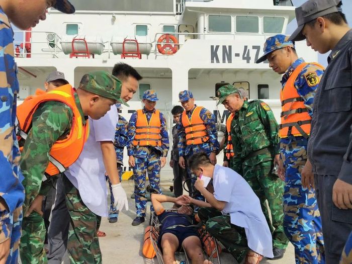 Quân y đảo Trường Sa kiểm tra sức khỏe ngư dân.