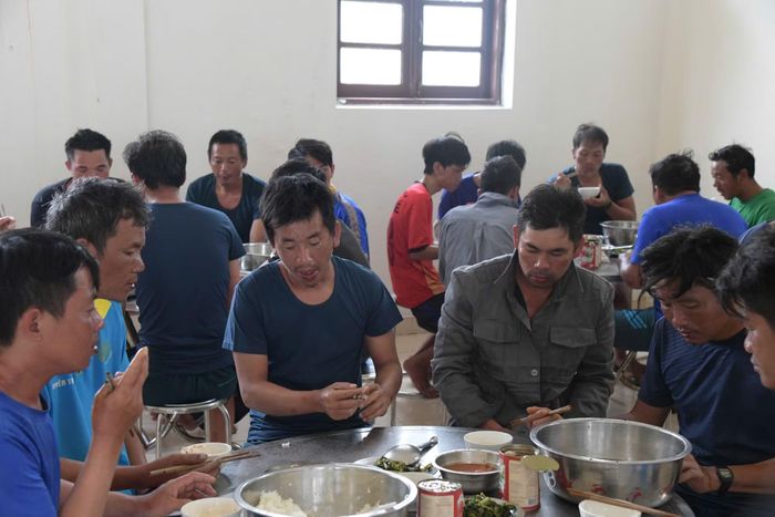Bữa cơm trên đảo Trường Sa ấm lòng nhóm ngư dân. Ảnh: Hải quân, Biên phòng đảo Trường Sa gửi về.