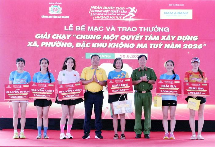 Ban Tổ chức trao giải cho các vận động viên đạt thành tích cao.