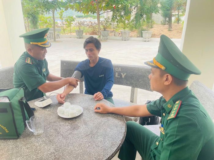 Quân y Đồn Biên phòng Hòa Hiệp Nam kiểm tra sức khỏe 2 trong số 4 ngư dân đã được đưa vào bờ.