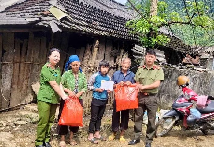 Công an xã Nghĩa Thuận thăm hỏi, tặng quà cho các cháu thiếu nhi là “con nuôi Công an xã”.