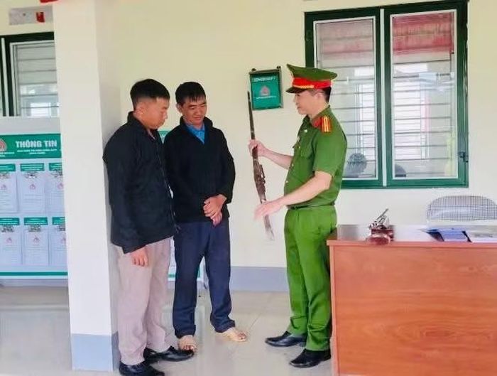 Công an xã Nghĩa Thuận tăng cường công tác tuyên truyền cho người dân, thu hồi vũ khí, vật liệu nổ.