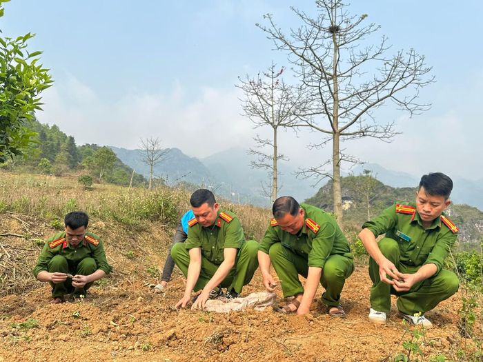 Công an xã Nghĩa Thuận, tỉnh Tuyên Quang hỗ trợ bà con cải tạo vườn tạp, chuyển sang trồng cây khoai Lệ Phố ở thôn Ma Sào Phố.