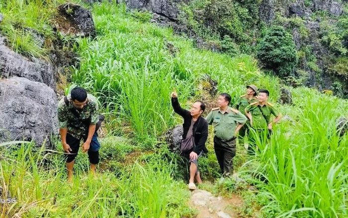 Sau hơn 24 giờ nỗ lực, lực lượng Công an xã Nghĩa Thuận đã tìm thấy anh Sình Chứ Xá đi lạc trong rừng.