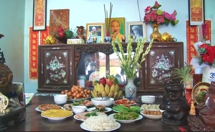 Nhiều bà con ở dọc dãy Trường Sơn thường làm mâm cỗ tươm tất để thắp hương tưởng nhớ đến Bác Hồ và gia tiên trong ngày Tết Độc lập.