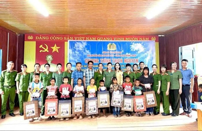 Cán bộ, chiến sĩ Công an tỉnh Quảng Trị thăm hỏi, tặng quà các cháu ở vùng cao dịp Tết Độc lập và chuẩn bị vào năm học mới.
