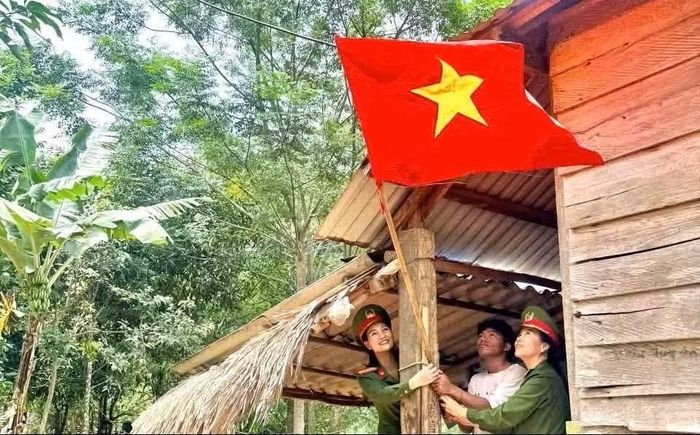 Công an tỉnh Quảng Trị hỗ trợ bà con bản làng ở thung lũng Trường Sơn treo cờ mừng Tết Độc lập.