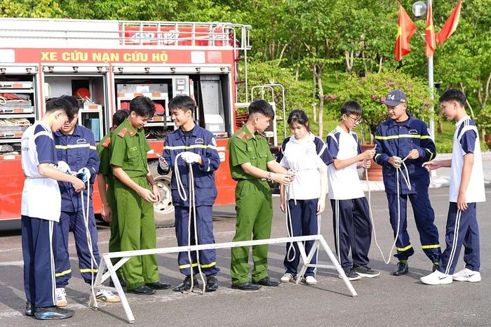 Cán bộ Công an Sơn La hướng dẫn người dân sử dụng dây CNCH.