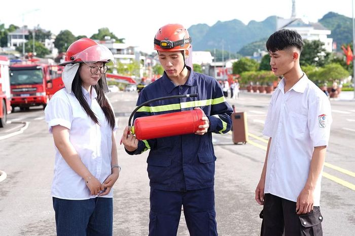 Người dân được hướng dẫn sử dụng bình chữa cháy.