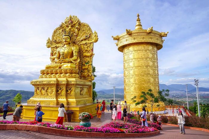 Du khách tới tham quan Khu du lịch Samten Hills Dalat.