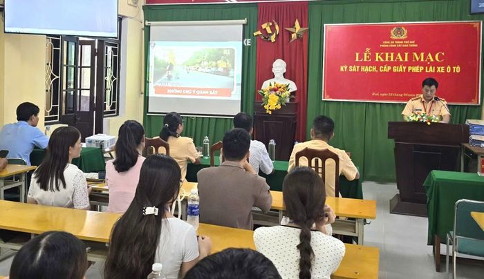 Trước khi tham gia sát hạch, CSGT Công an TP Huế đã tuyên truyền quy định pháp luật về giao thông đến các thí sinh.