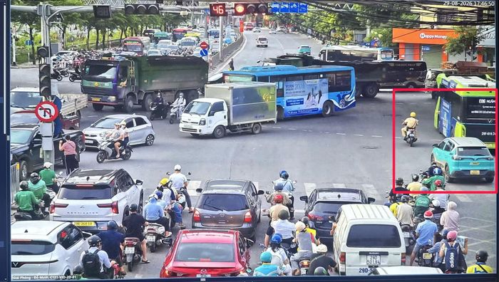 Camera AI ghi lại cảnh chiến sĩ CSGT mở đường đưa cụ bà 83 tuổi bị đột quỵ đi cấp cứu giữa dòng xe đông đúc
