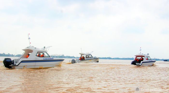 Tổ công tác tuần tra, kiểm soát khu vực cầu Cần Thơ.