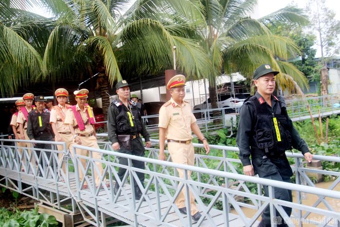 Trung đoàn CSCĐ số 10 và Trạm Cảnh sát đường thủy số 2 thuộc Phòng CSGT Công an TP Cần Thơ triển khai lực lượng tổ chức, tuần tra kiểm soát, xử lý vi phạm.