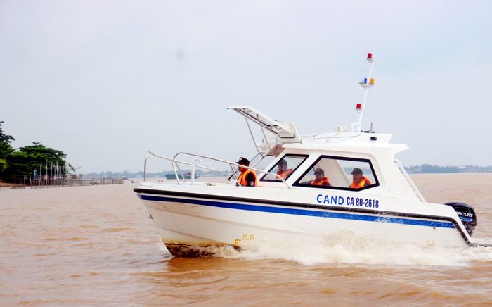 Thượng tá Võ Văn Phong, Trung đoàn trưởng Trung đoàn CSCĐ số 10 chỉ đạo công tác phối hợp tuần tra, kiểm soát.