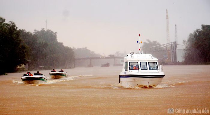 Công tác tuần tra, kiểm soát trên sông vào mùa mưa bão, tạo điều kiện để người và phương tiện lưu thông thông suốt, an toàn, góp phần kiềm chế tai nạn giao thông trên tuyến đường thủy nội địa.