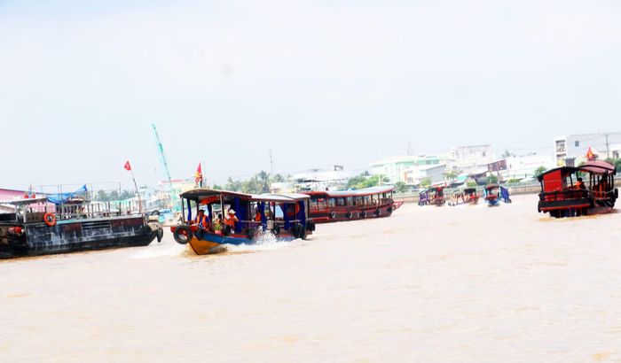 Hoạt động vận chuyển hành khách và giao thương tại Chợ nổi Cái Răng diễn ra sôi nổi, tấp nập.