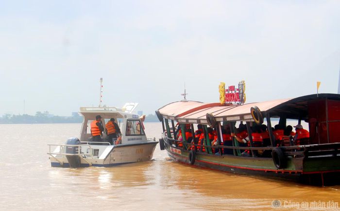 Tổ công tác kiểm tra các phương tiện vận tải hành khách. Đồng thời, tuyên truyền nâng cao ý thức chấp hành pháp luật của chủ tàu, thuyền viên, người dân khi tham gia giao thông thủy.
