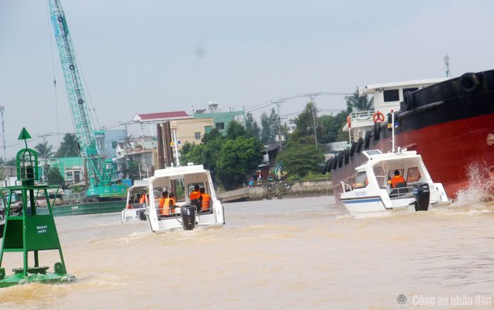 Để kịp thời phòng, tránh mưa bão thường xuyên xảy ra, Tổ công tác tuyên truyền người dân luôn chủ động, trang bị đầy đủ các trang thiết bị, áo phao, dụng cụ cứu sinh, dây buộc tại các khu neo đậu; thường xuyên theo dõi thông tin dự báo thời tiết trước khi di chuyển.