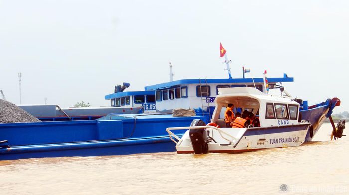 Tổ công tác kiểm tra phương tiện vận chuyển vật liệu xây dựng.