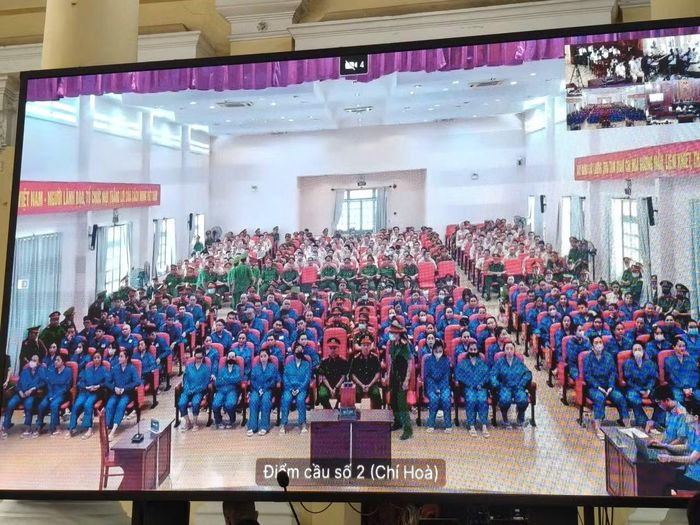 Các bị cáo tại phiên tòa, điểm cầu Trại giam Chí Hòa.