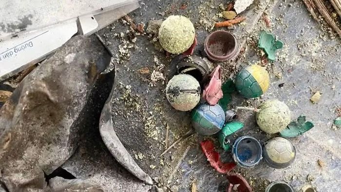 Cơ quan Công an thu giữ vỏ pháo và pháo nổ thành phẩm, chất bột màu vàng nghi là lưu huỳnh và chất bột màu đen nghi là thuốc pháo.