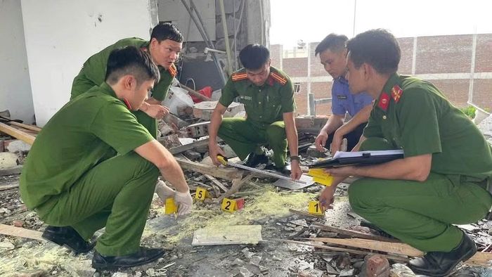 Công an Phú Thọ tiến hành khám nghiệm hiện trường vụ nổ.
