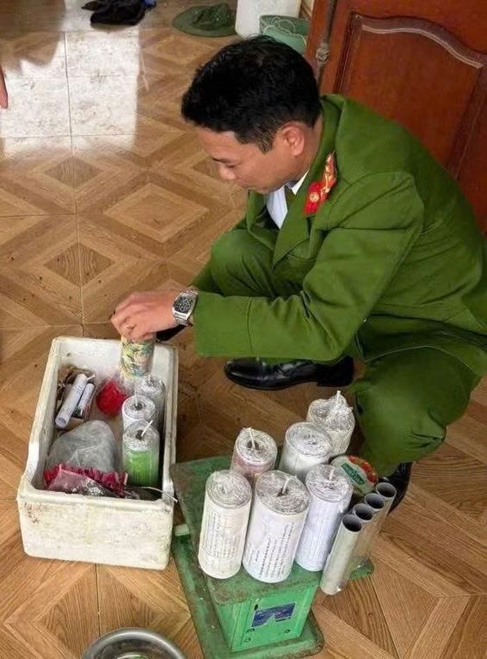 Công an phường Phú Thọ thu giữ pháo nổ của M.X.T và T.X.H.