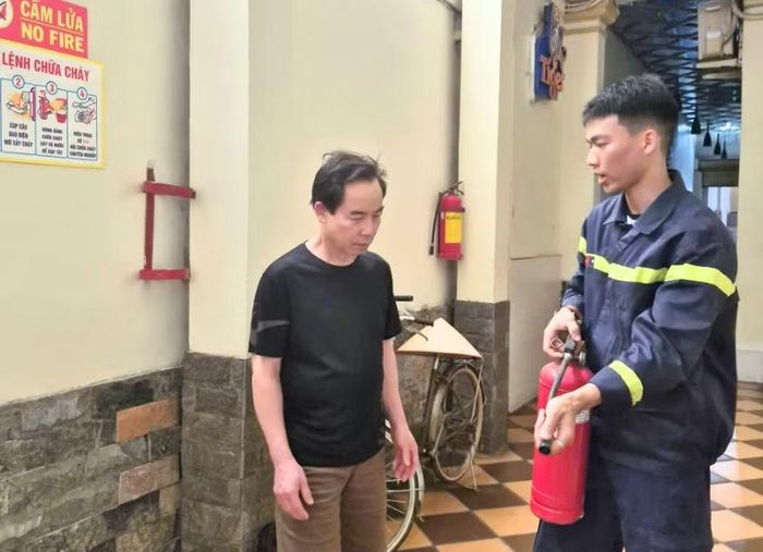Cảnh sát PCCC&CNCH, Công an thành phố Hải Phòng hướng dẫn người dân sử dụng thiết bị chữa cháy tại chỗ.