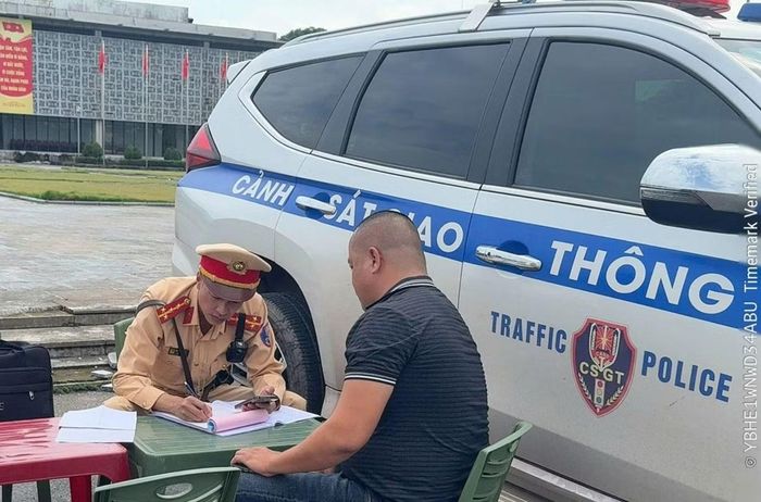 Lực lượng CSGT kiên quyết xử lý các hành vi vi phạm TTATGT.