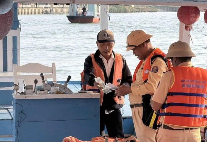 Lực lượng CSGT tăng cường kiểm tra, kiểm soát hoạt động vận tải hành khách đường thủy trong dịp Quốc khánh 2/9.