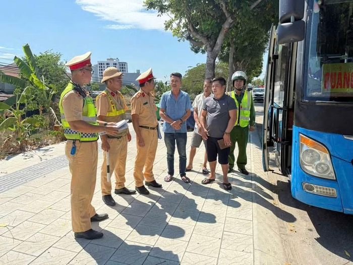 CSGT Đà Nẵng tăng cường kiểm tra điều kiện an toàn đối với phương tiện vận tải hành khách đường thủy trong dịp Quốc khánh.