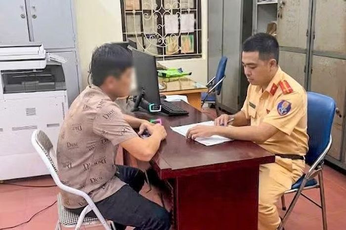 CSGT làm việc với tài xế N.Q.H.