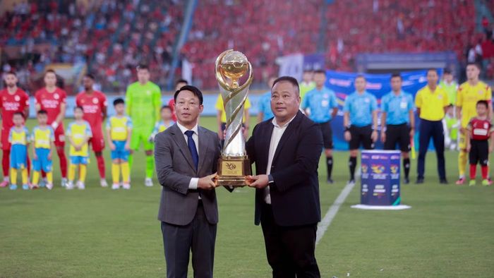 Chiếc Cup được đưa xuống sân trước giờ bóng lăn.