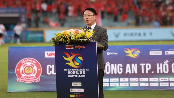 Nhà báo Phùng Công Sưởng, Tổng Biên tập Báo Tiền Phong, đồng Trưởng ban tổ chức trận đấu phát biểu khai mạc trận Siêu cúp Bóng đá Quốc gia 2025/26 - Cúp THACO.