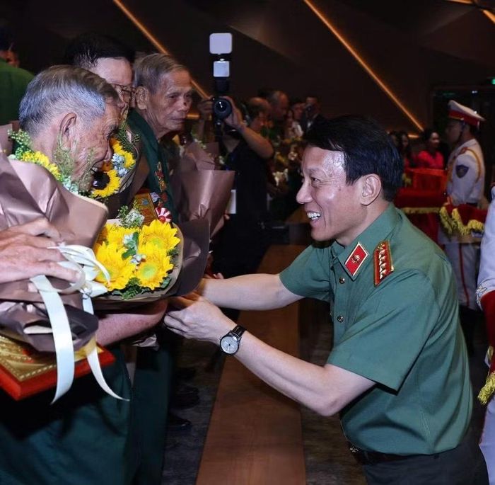 Bộ trưởng Lương Tam Quang tri ân các bậc lão thành cách mạng trong chương trình "Sao Độc lập 2026".